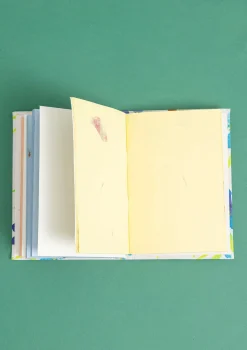 Brush-muistikirja kangaspäällysteistä paperia