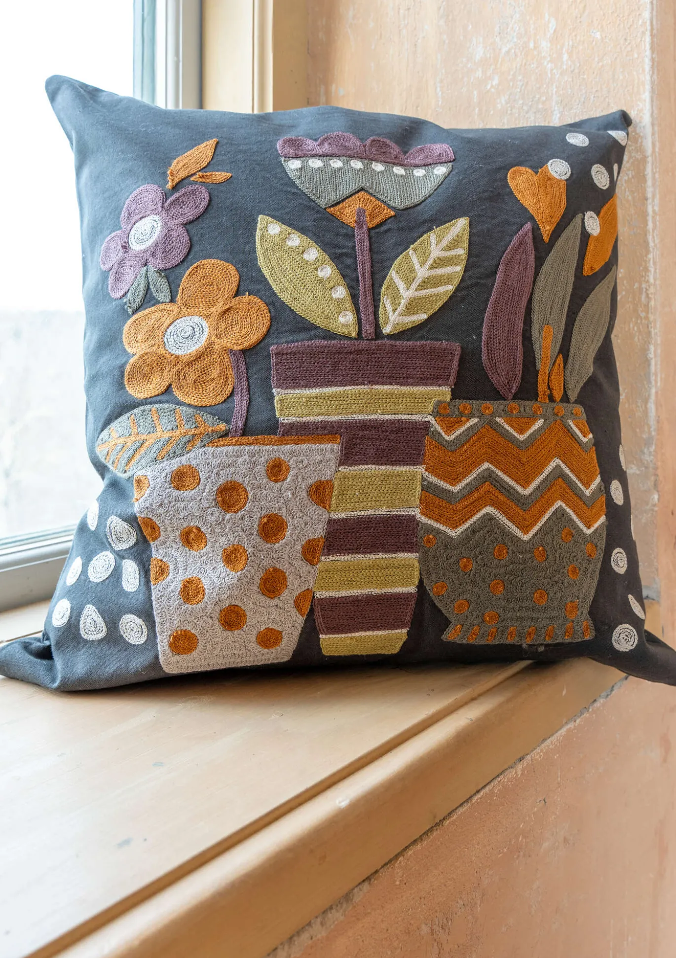 Kirjailtu tyynynpäällinen "Flower pots" ekopuuvillaa