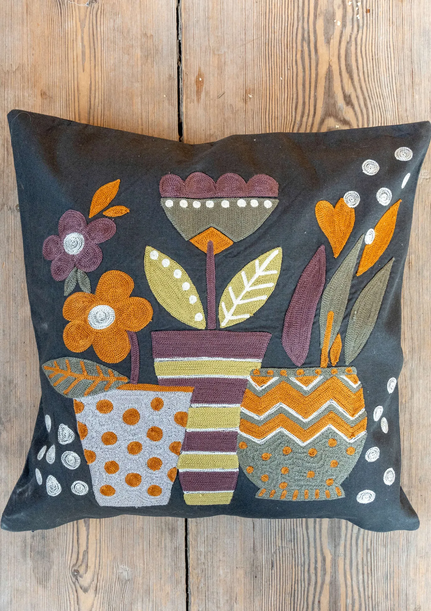 Kirjailtu tyynynpäällinen "Flower pots" ekopuuvillaa