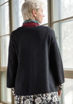 Reikäneuloksinen neuletakki "Blomstra" huovutettua villaa