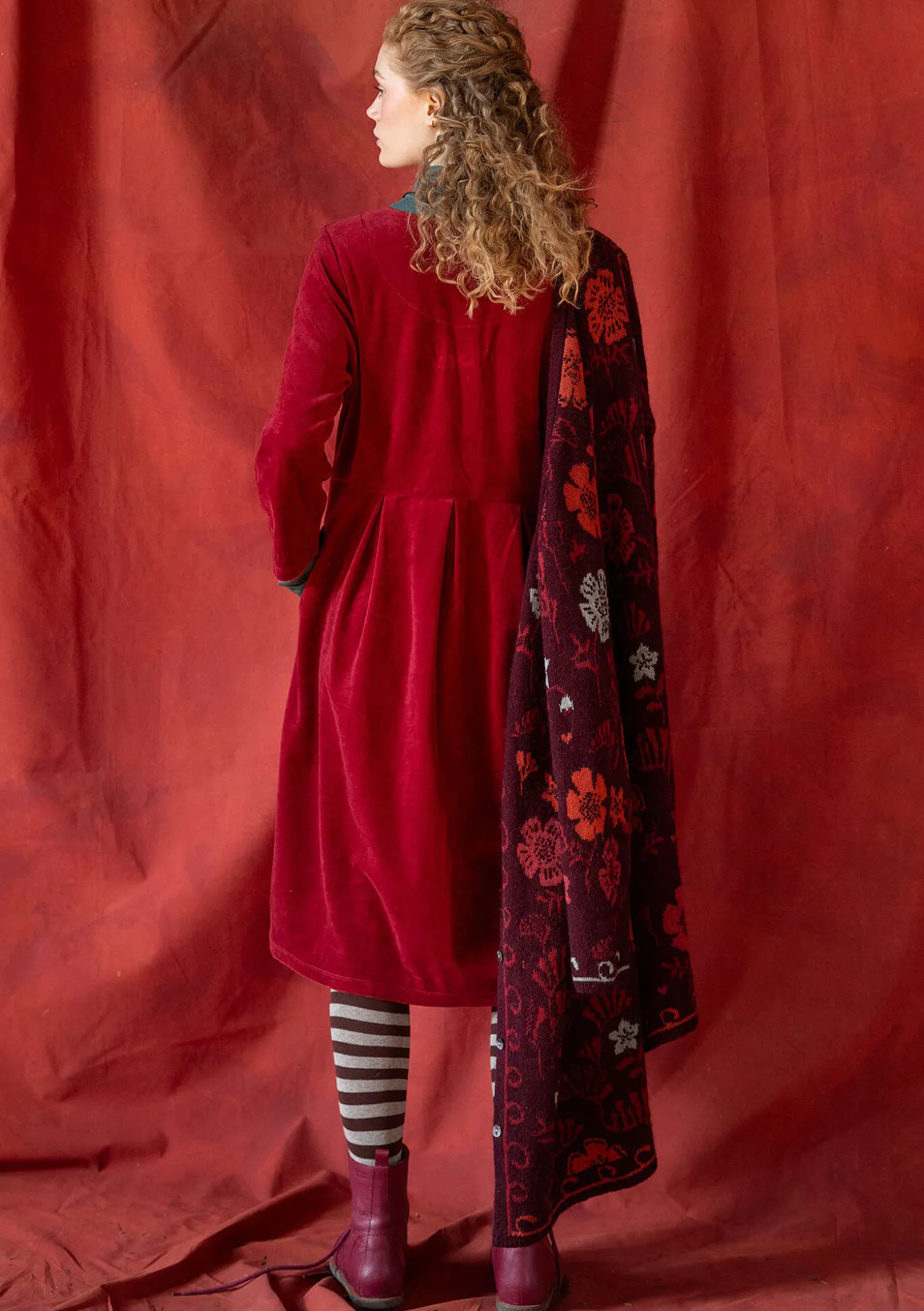 Veluurimekko "Fyrverkeri" ekopuuvillaa ja kierrätettyä polyesteriä