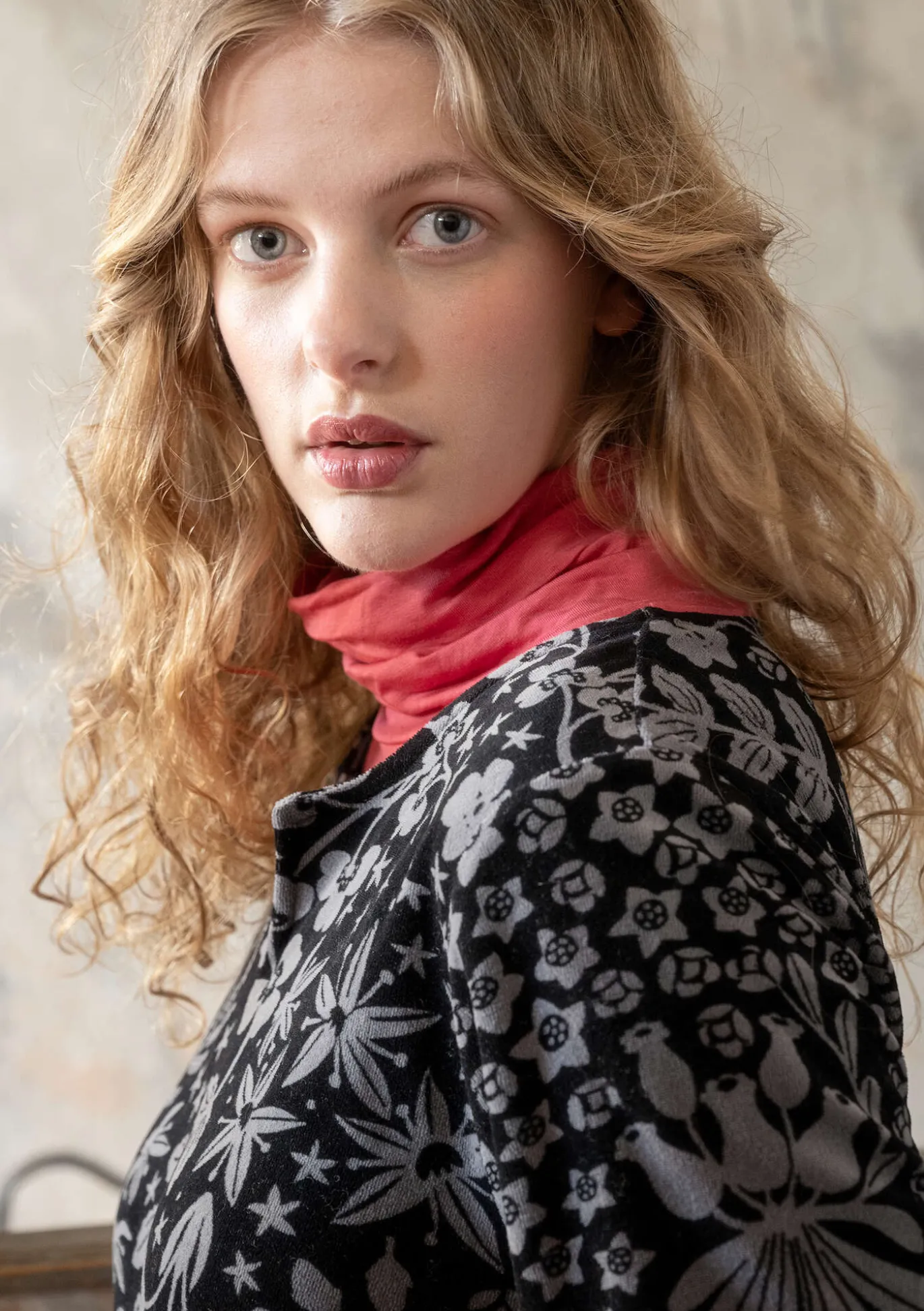 Veluurimekko "Katla" ekopuuvillaa ja kierrätettyä polyesteriä